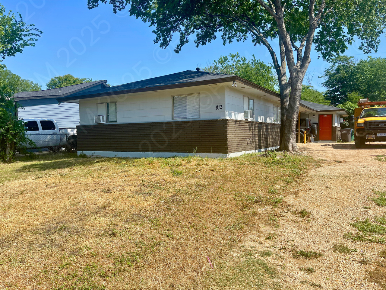 813 John Adams Dr - Photo 3 of 11