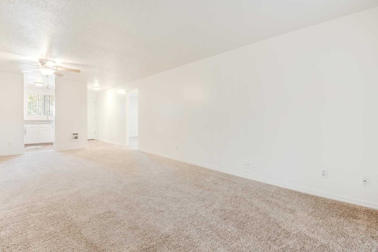 Colonial Villa Apartments - Photo 3 of 16