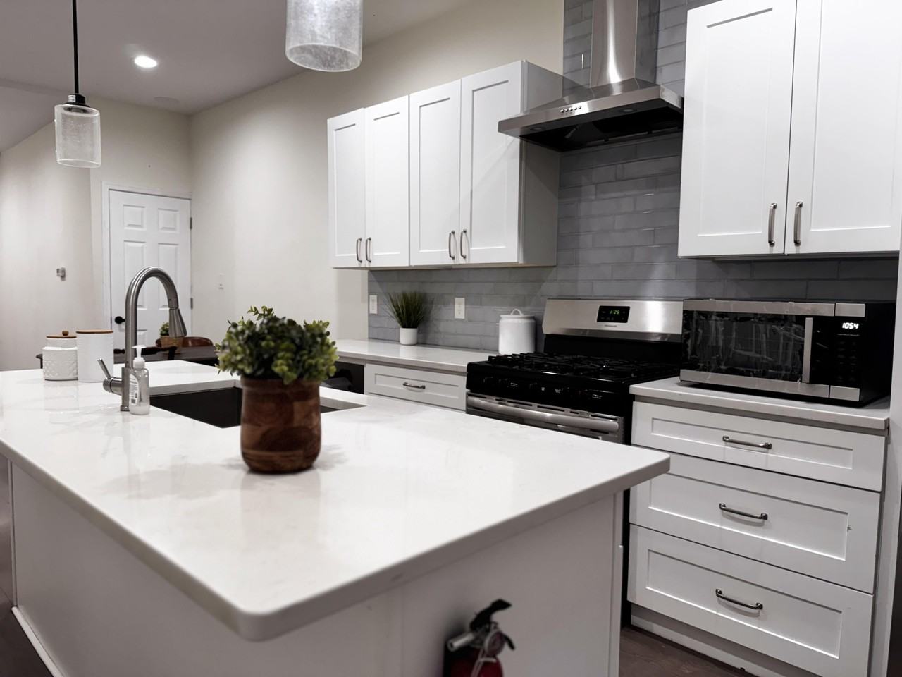 W Huntingdon St - Photo 4 of 8