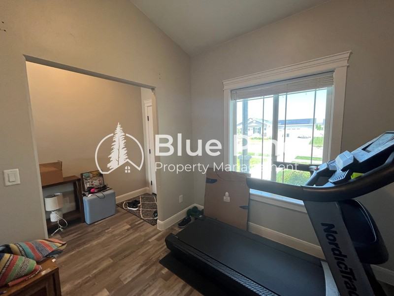 737 Wilshire Pl - Photo 3 of 30