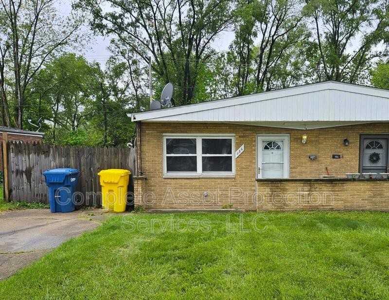 934 N Wood St - Photo 2 of 10