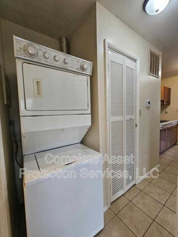 934 N Wood St - Photo 3 of 10