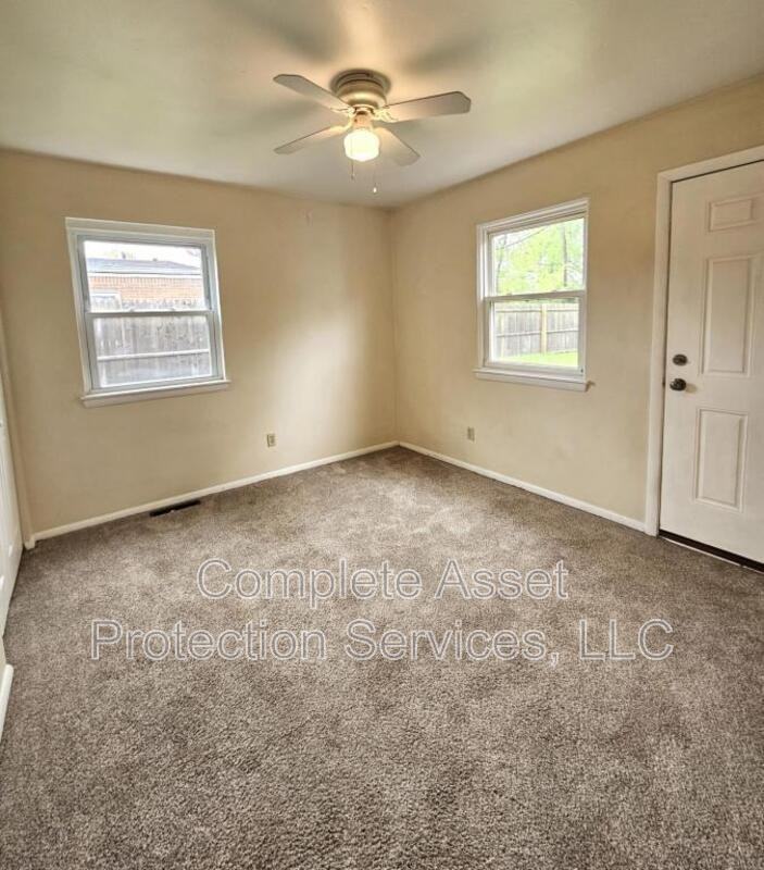 934 N Wood St - Photo 4 of 10