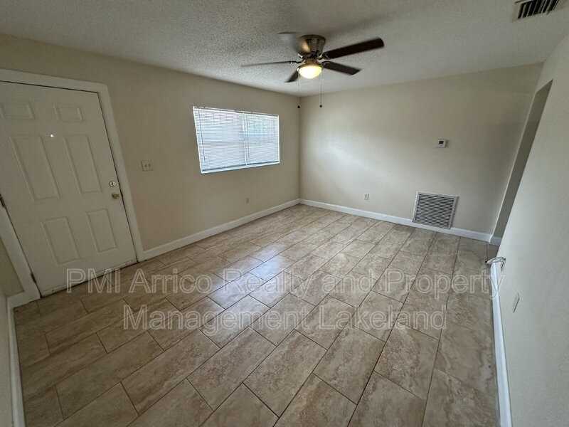 303 W Myrtle St - Photo 2 of 10