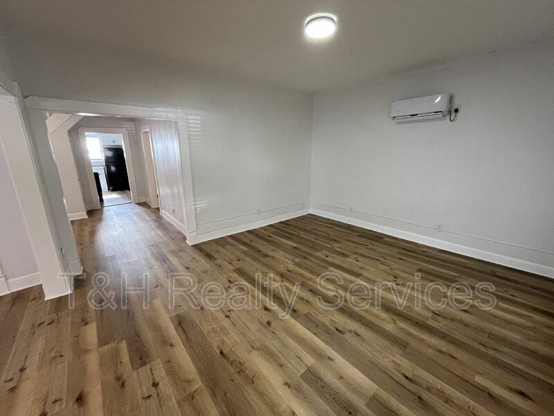 2114 Webb St - Photo 4 of 23
