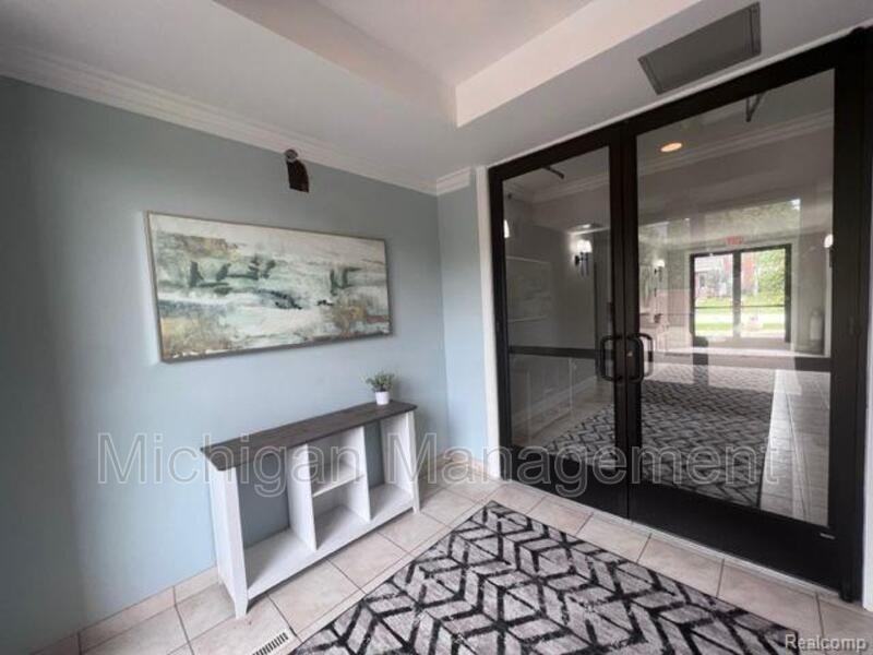 2725 E Maple Rd - Photo 7 of 30