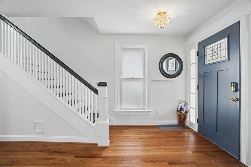 535 W 37th St - Photo 3 of 30