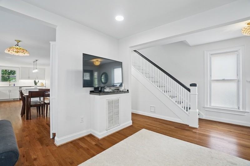 535 W 37th St - Photo 5 of 30