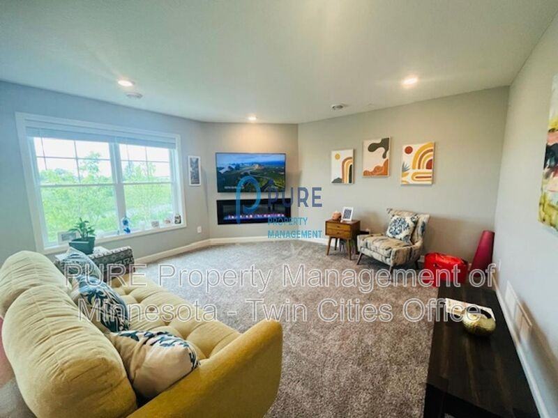 10918 Yalta St Ne #B - Photo 3 of 24