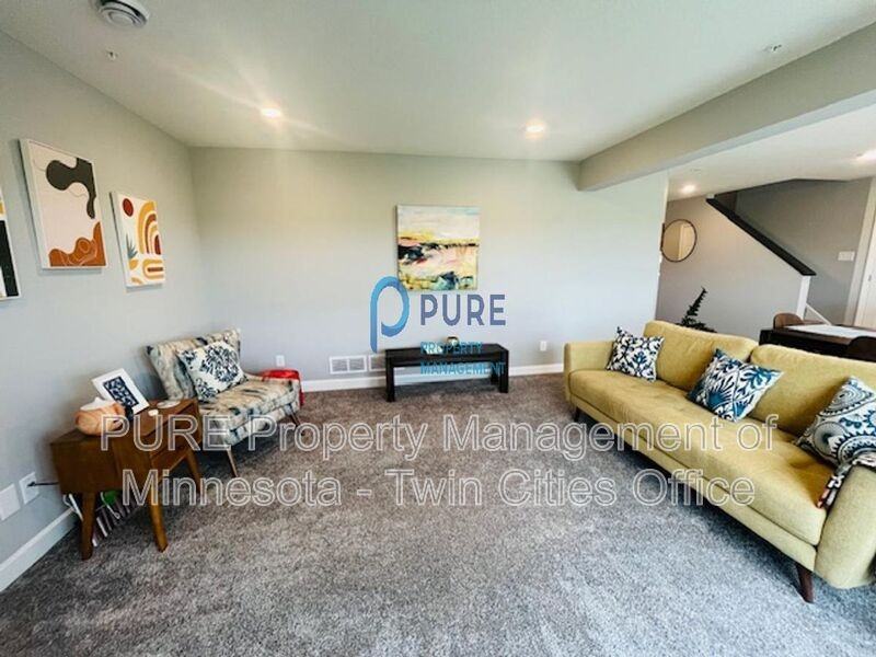 10918 Yalta St Ne #B - Photo 2 of 24