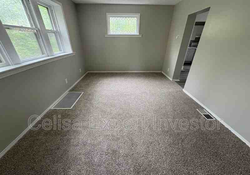 2711 Thompson Ave - Photo 3 of 10