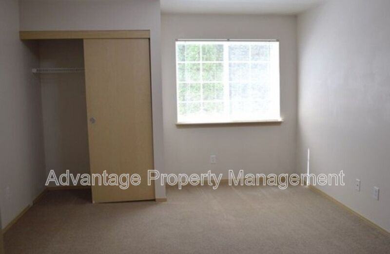739 Jackson St W #4 - Photo 7 of 15