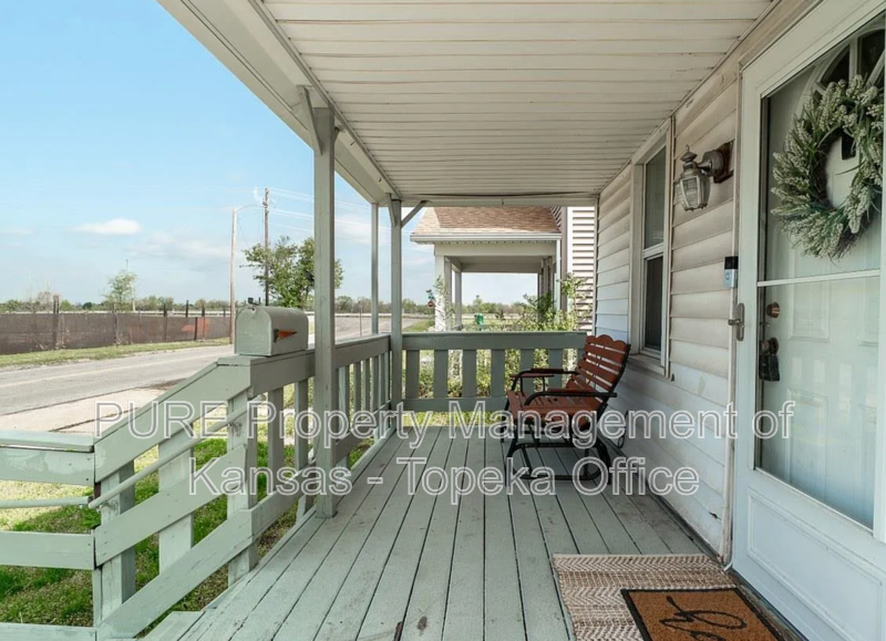 526 Ne Chandler St - Photo 3 of 41
