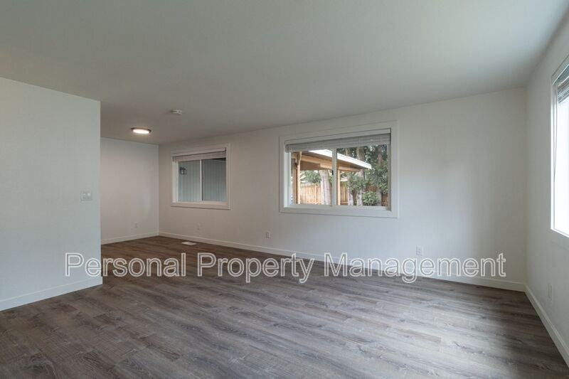 4325 E 17th St #3 - Photo 2 of 10
