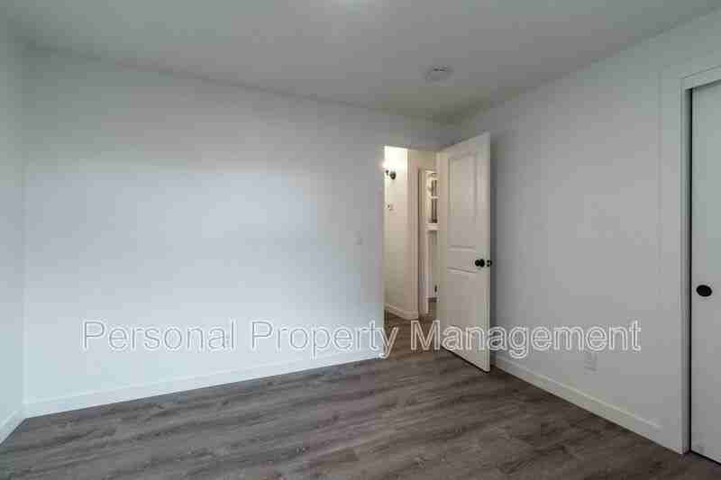 4325 E 17th St #3 - Photo 6 of 10