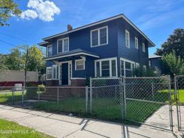 featured image of 1464 N Myrtle Ave