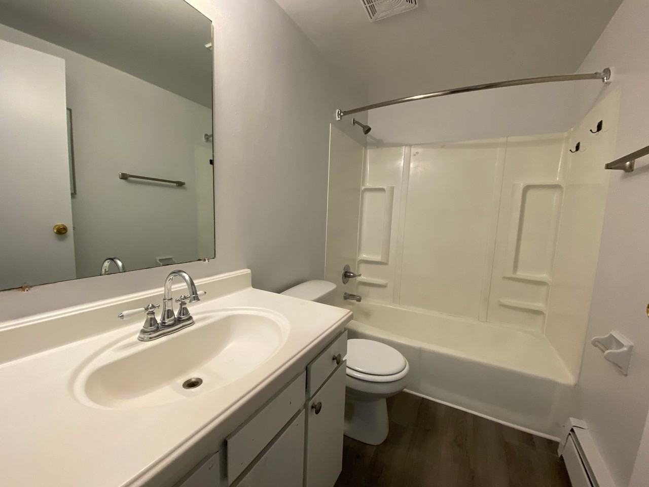 Oakhurst Apartments - Photo 3 of 12