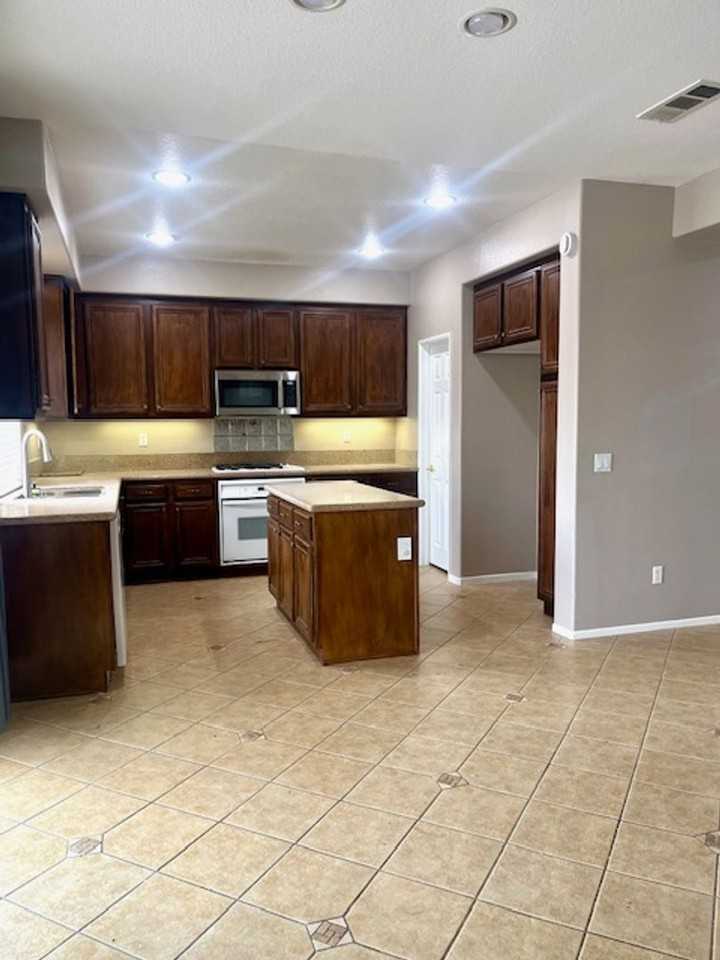 35471 Snead St - Photo 2 of 7