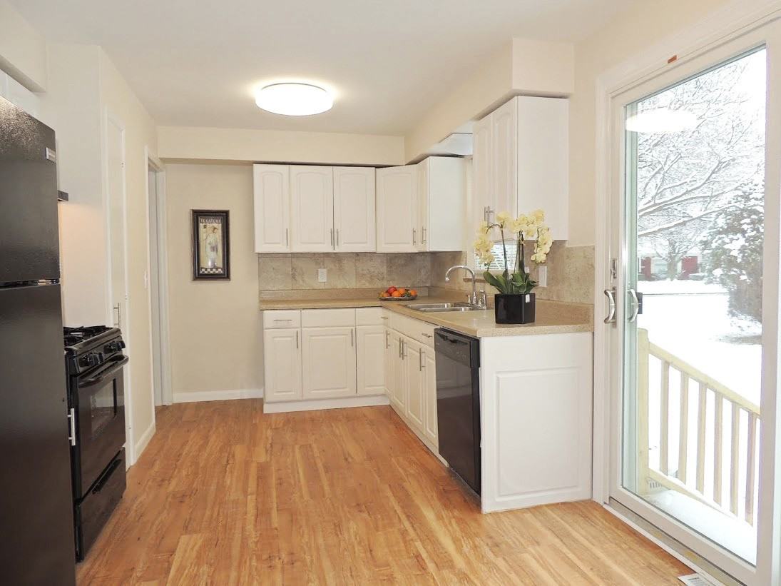 24080 Glenbrook Blvd - Photo 4 of 27