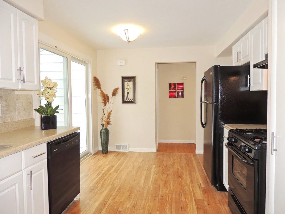 24080 Glenbrook Blvd - Photo 5 of 27