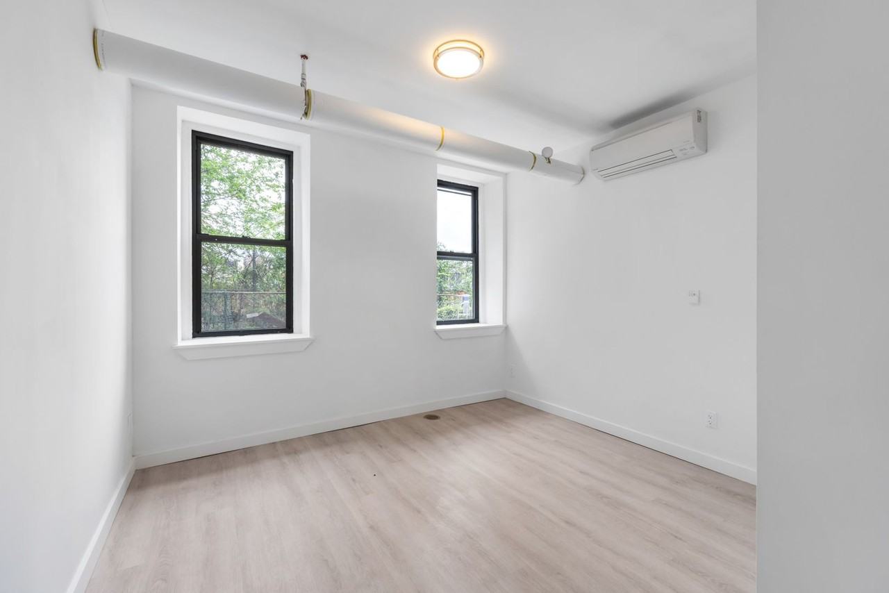 258 Wadsworth Ave - Photo 4 of 36