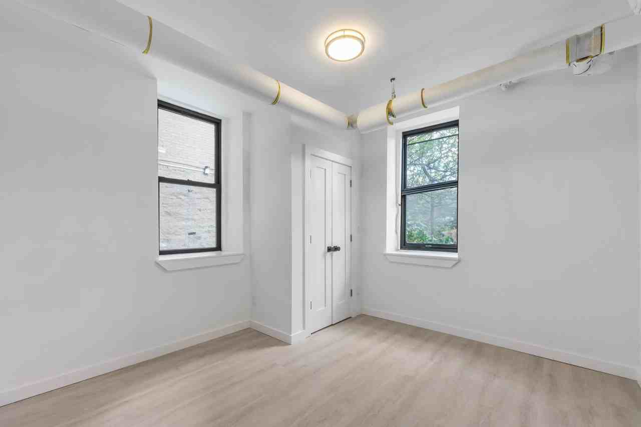 258 Wadsworth Ave - Photo 7 of 36