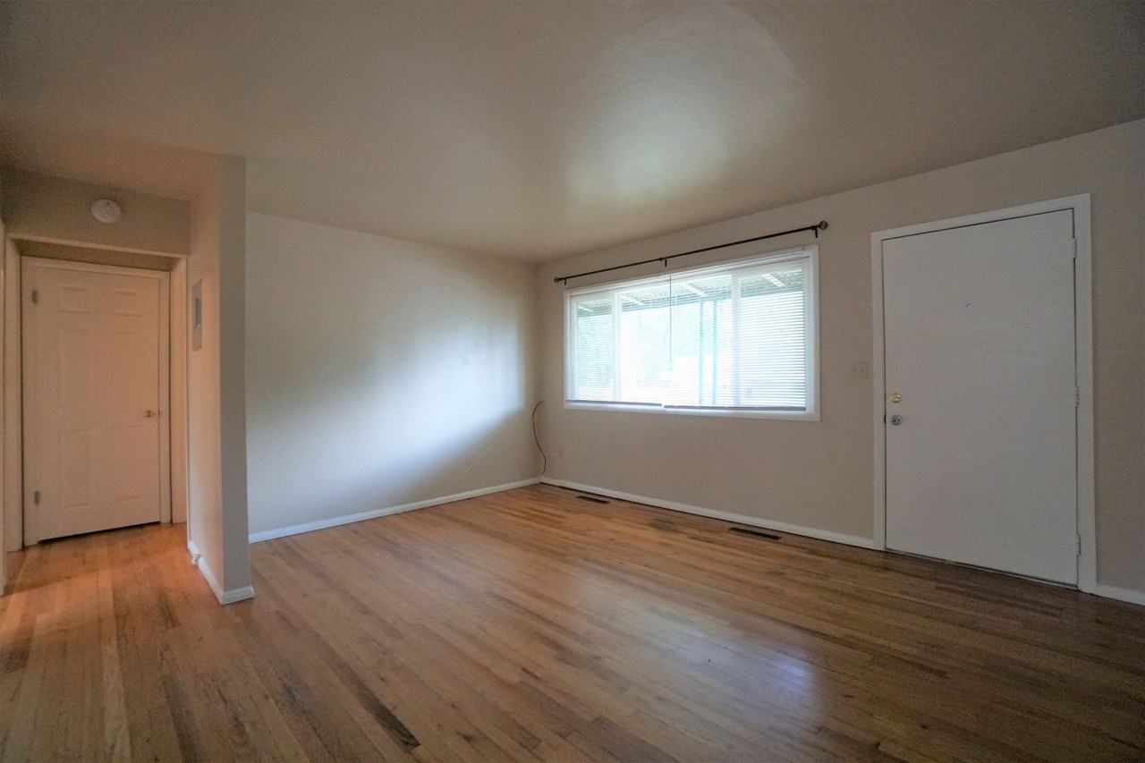 1914 Cascade Lane - Photo 3 of 8