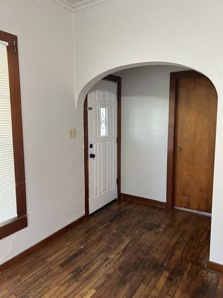 102 S Jefferson St - Photo 2 of 16