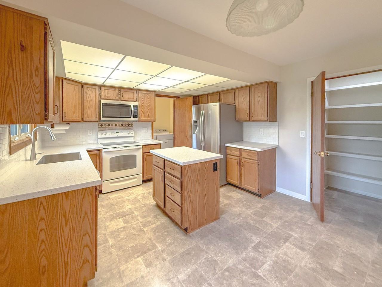 353 Hollywood Dr - Photo 3 of 32