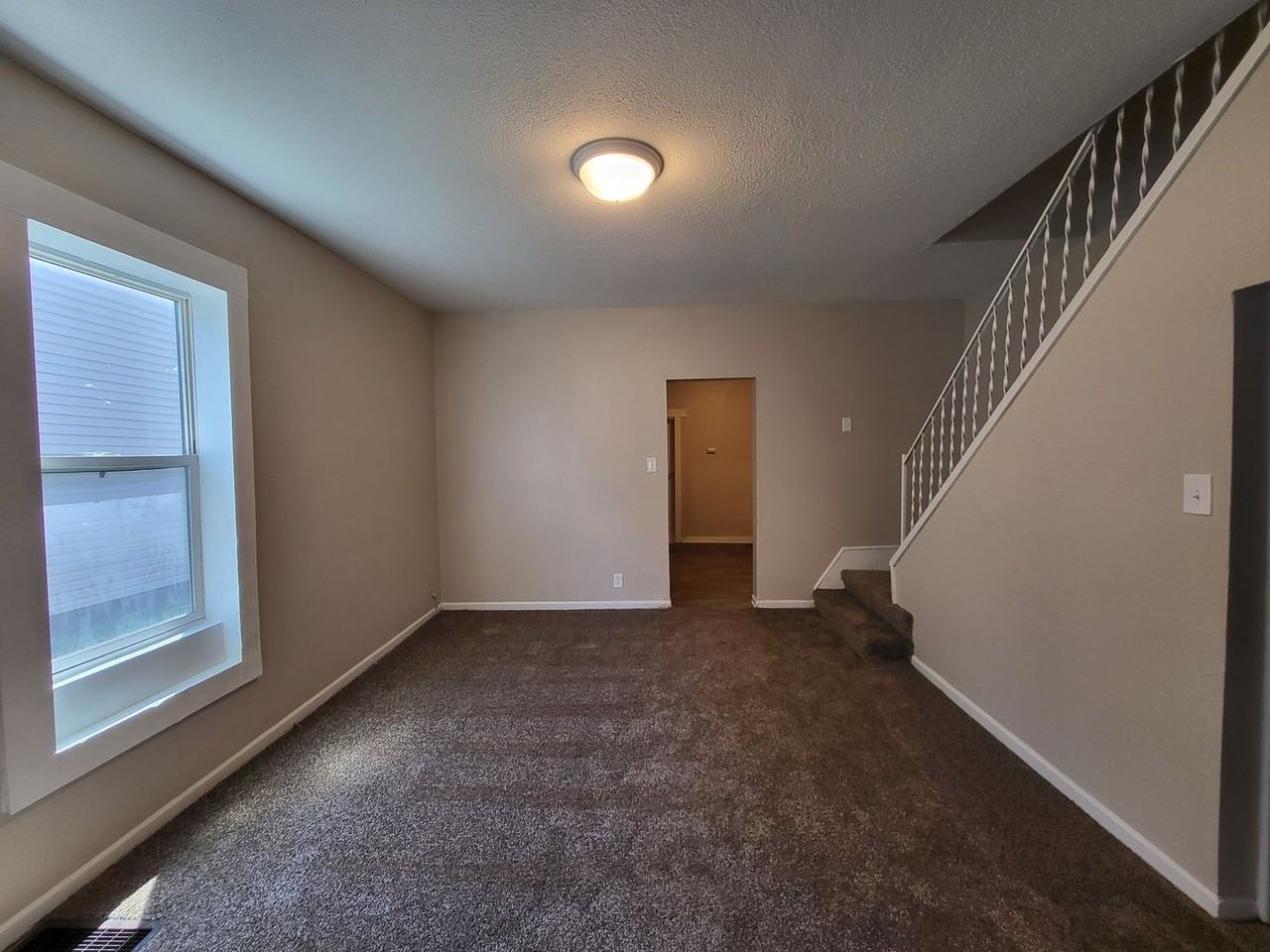1527 Des Moines St - Photo 3 of 32
