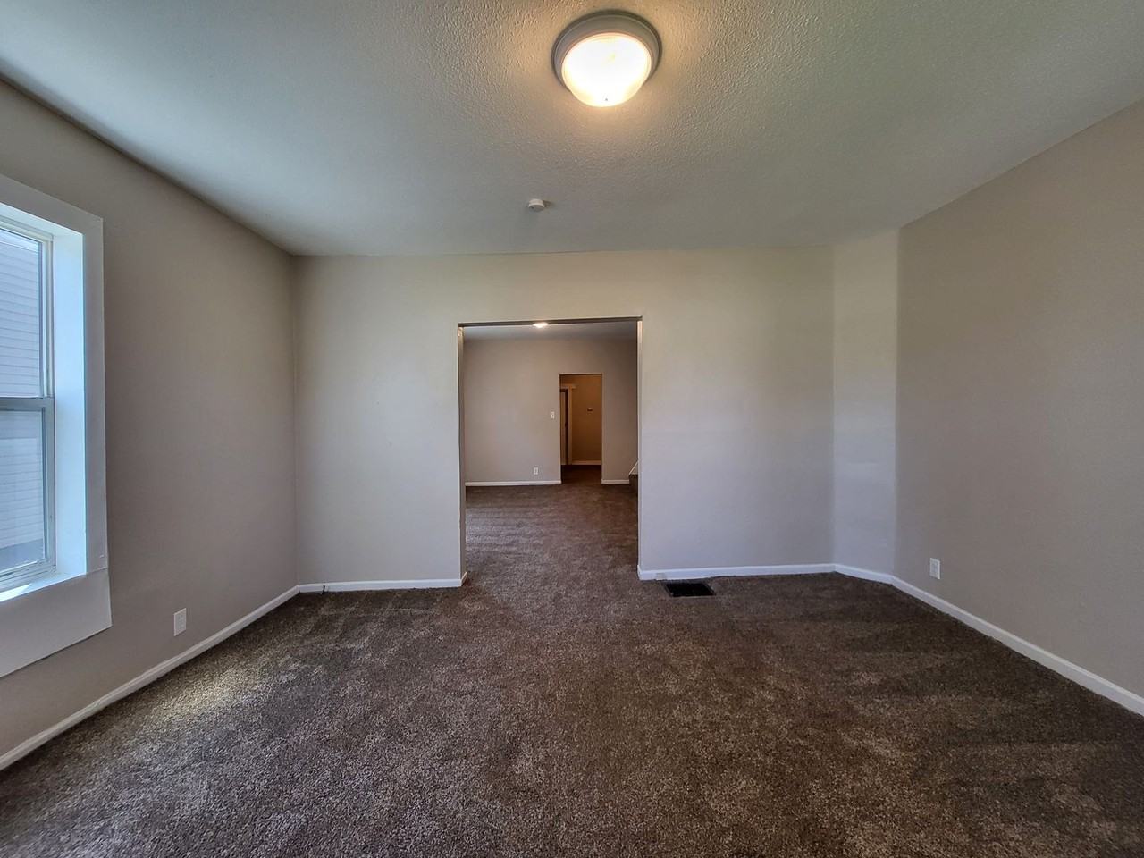 1527 Des Moines St - Photo 4 of 32
