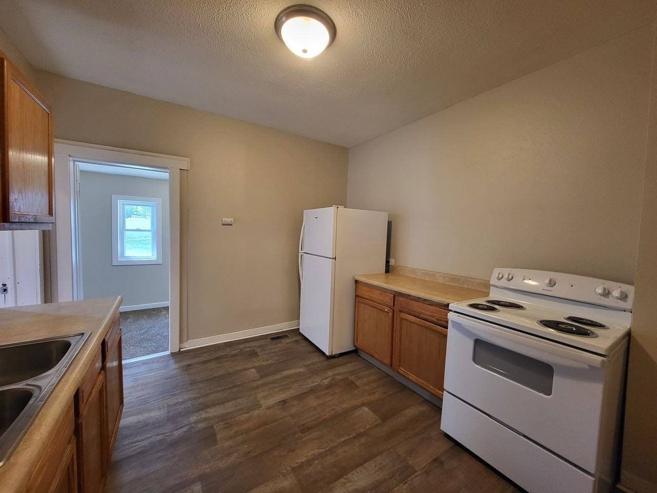 1527 Des Moines St - Photo 5 of 32