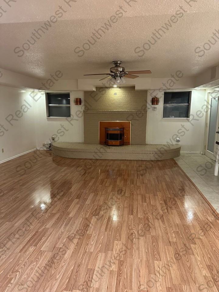 141 Texas Dr - Photo 2 of 18