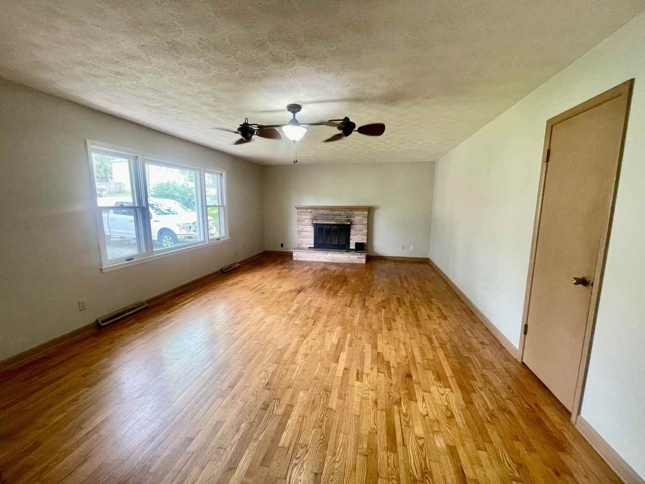 1201 E Lark St - Photo 3 of 18