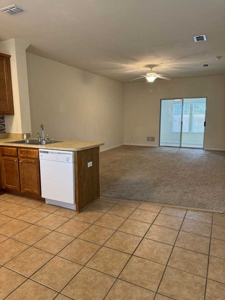 28 Old Courthouse Way Unit C - Photo 3 of 4
