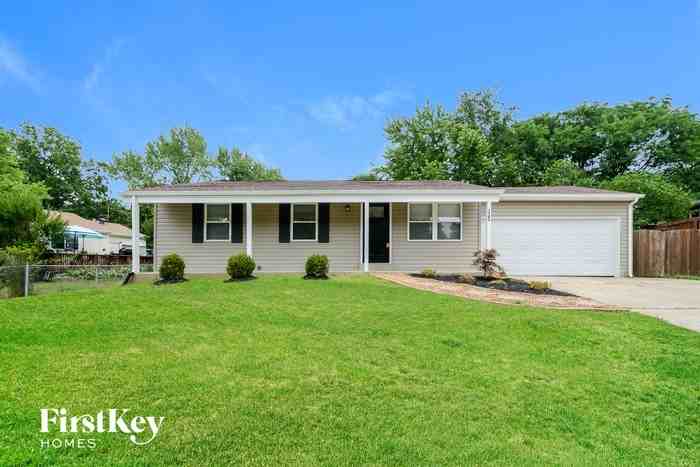 1706 Pebble Brook Dr - Photo 2 of 15