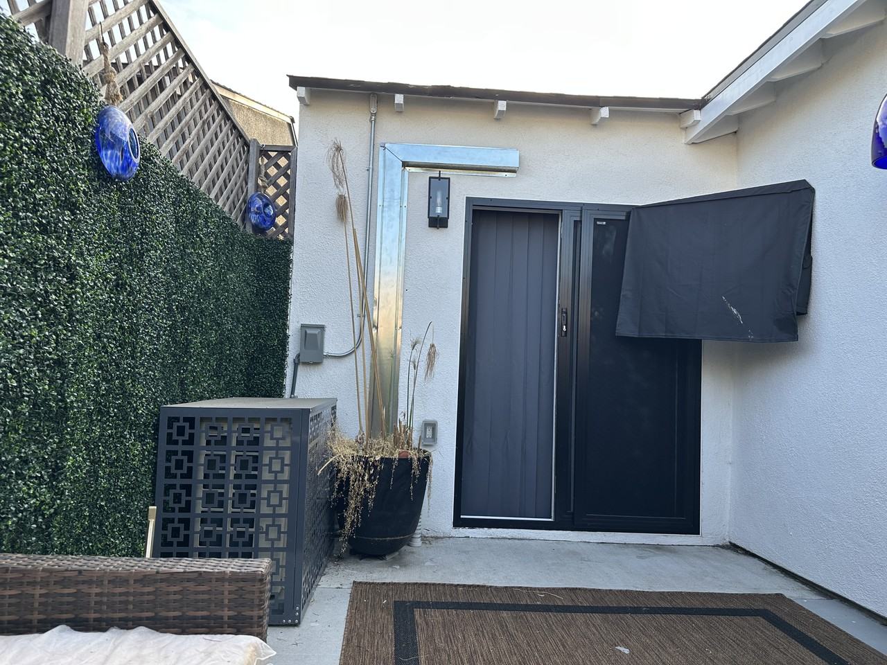 5930 Dunrobin Ave - Photo 2 of 8