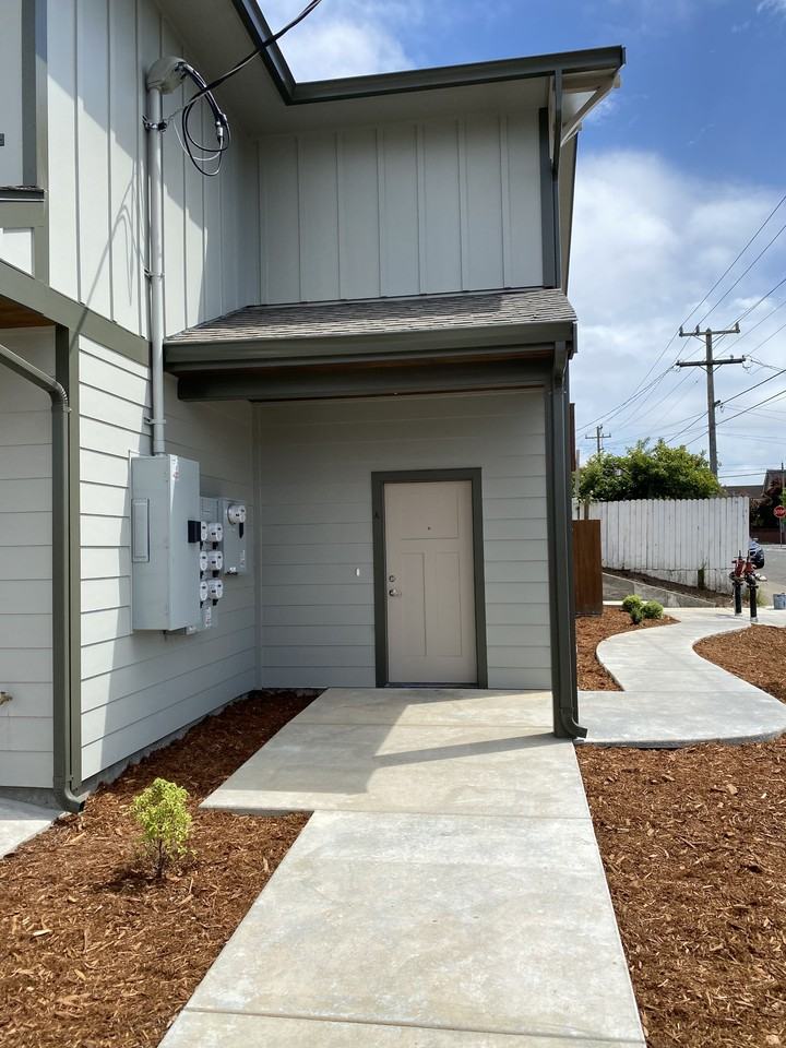 1639 Pine St #A - Photo 2 of 10