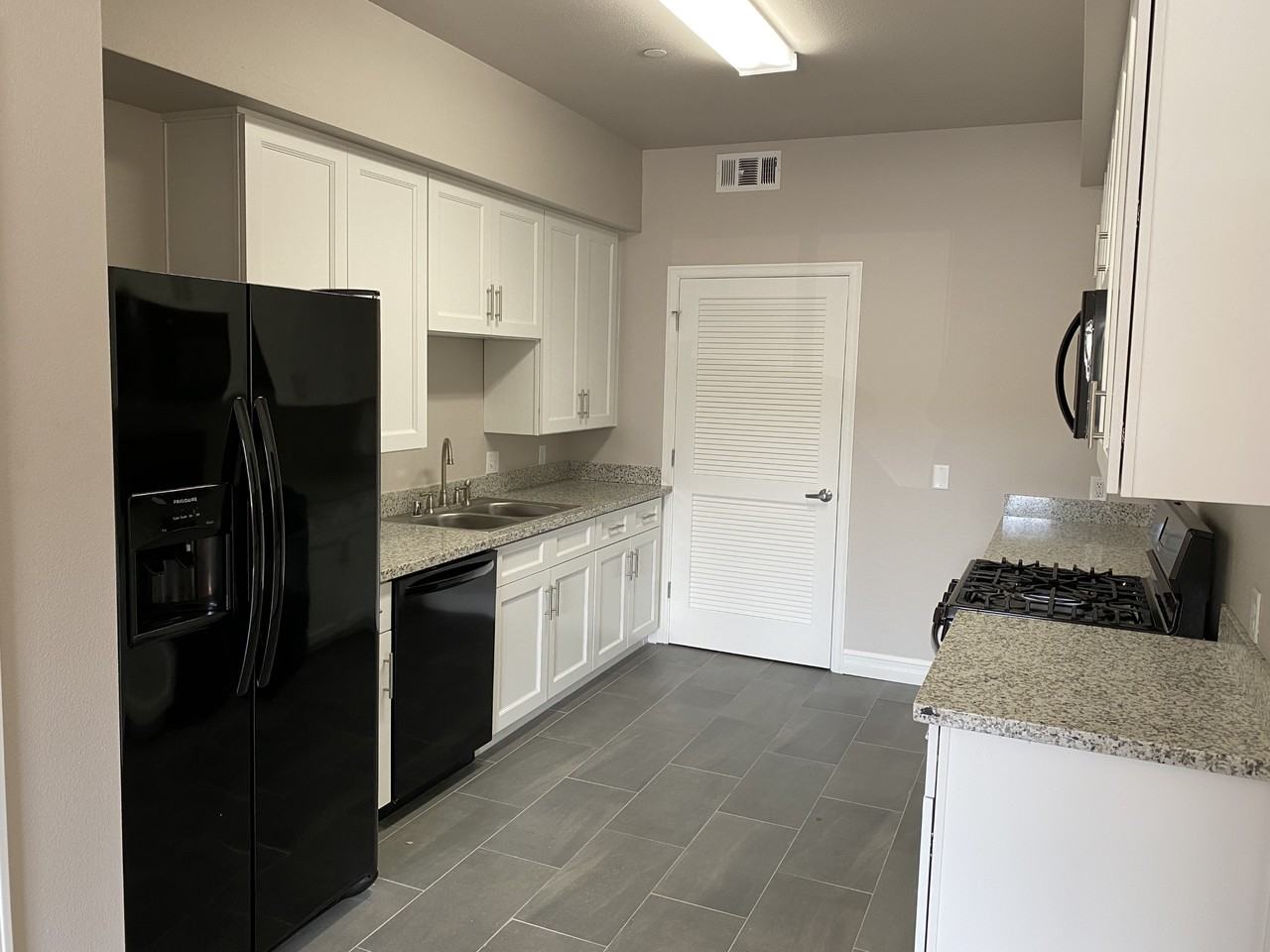 1639 Pine St #A - Photo 5 of 10