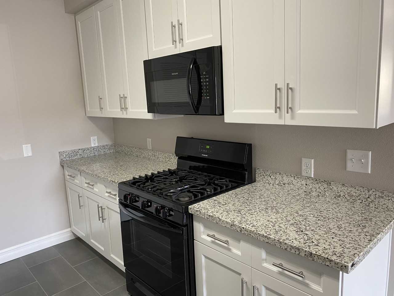 1639 Pine St #A - Photo 6 of 10