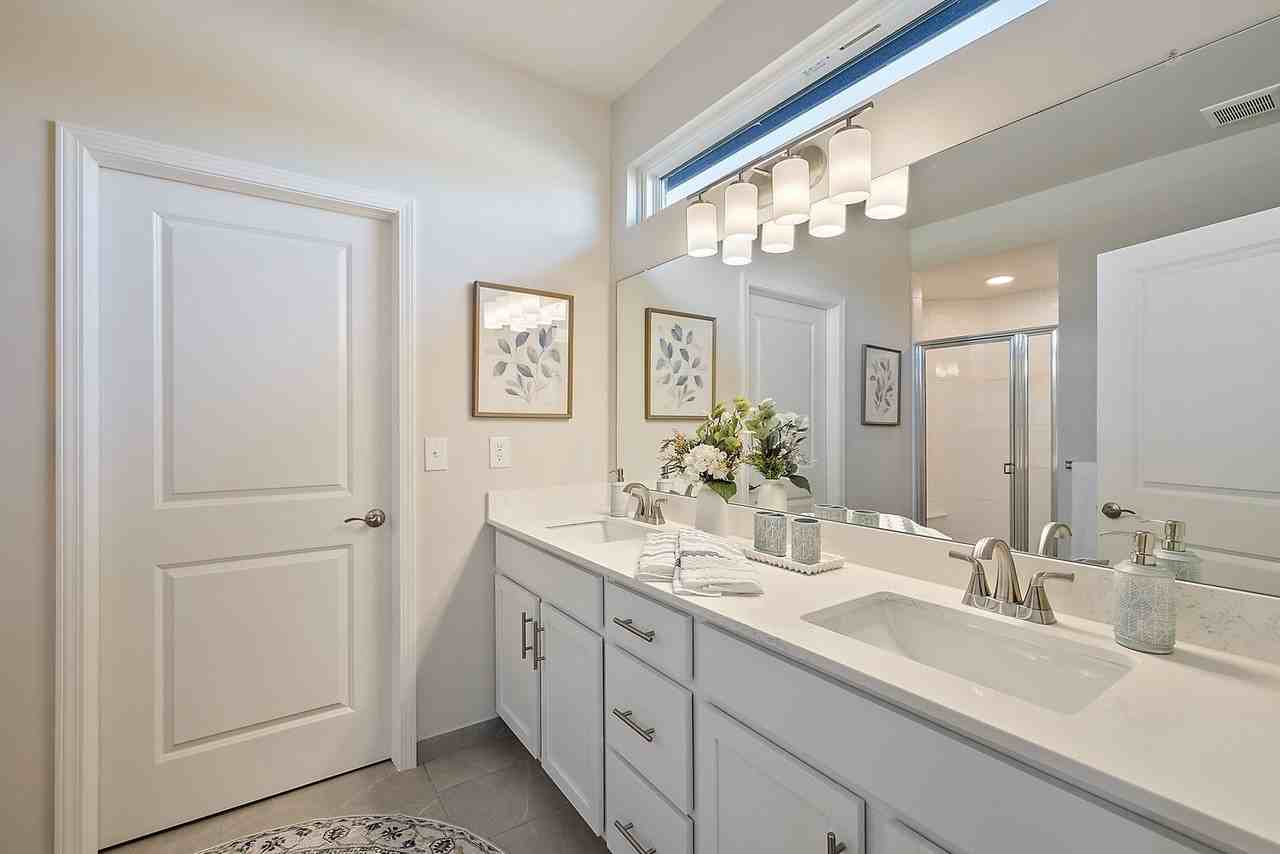 17976 Galleria Ln - Photo 4 of 7