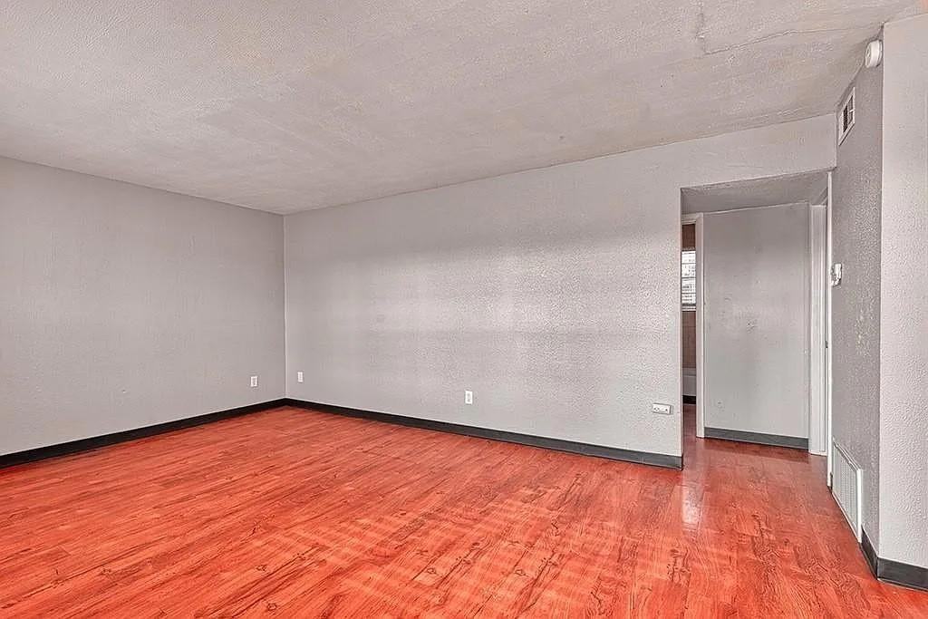 2707 Nw 36th St - Photo 3 of 5