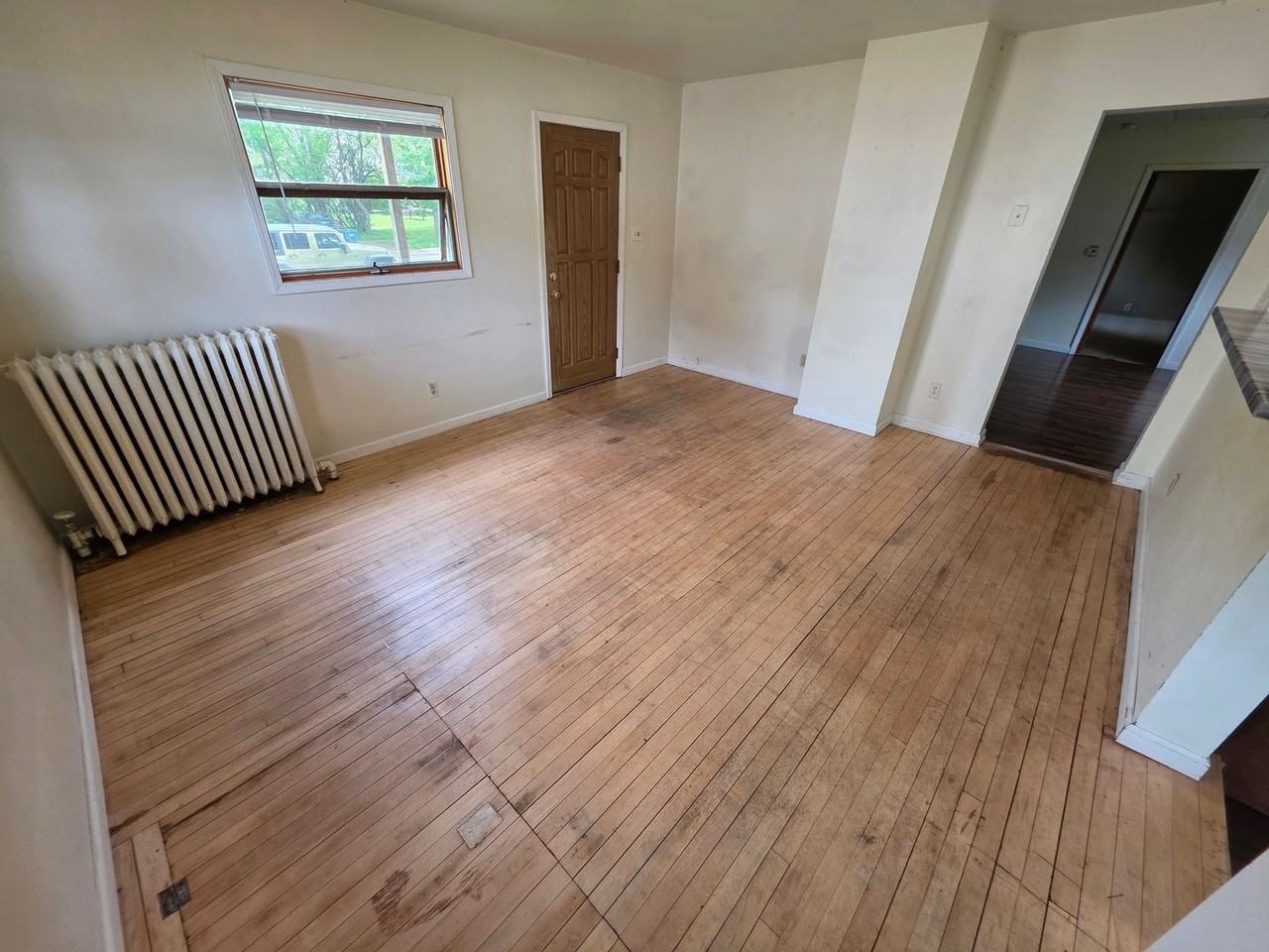 633 Hudson St - Photo 7 of 18