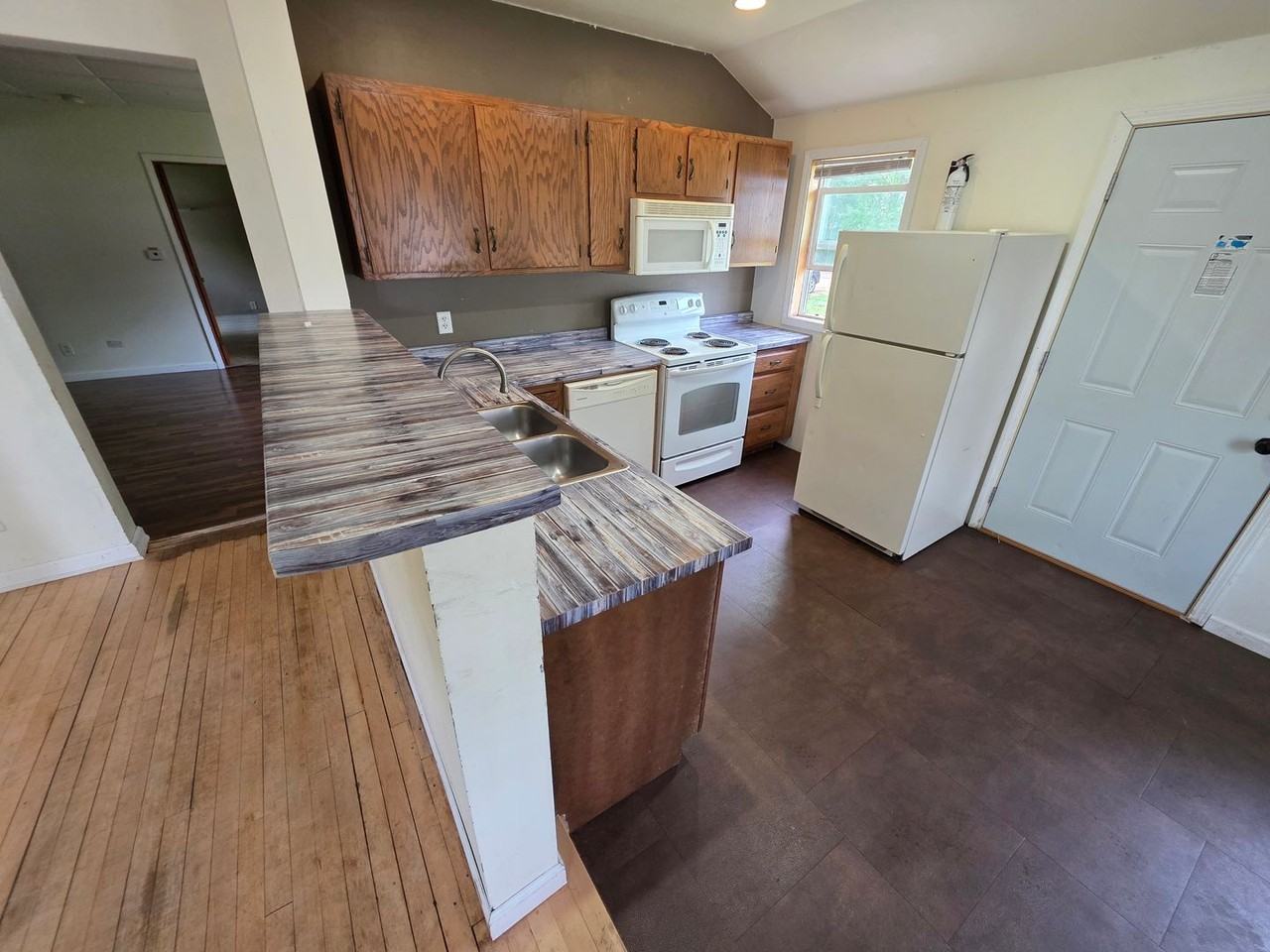 633 Hudson St - Photo 2 of 18