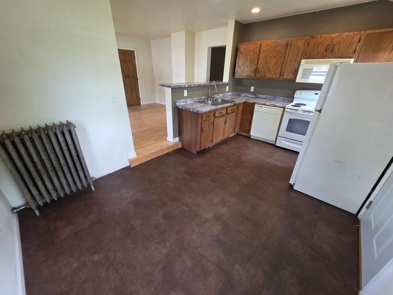 633 Hudson St - Photo 3 of 18
