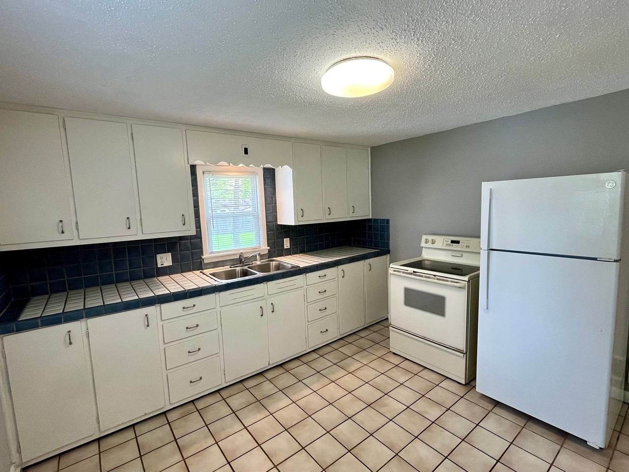 1203 Plumer St - Photo 2 of 16