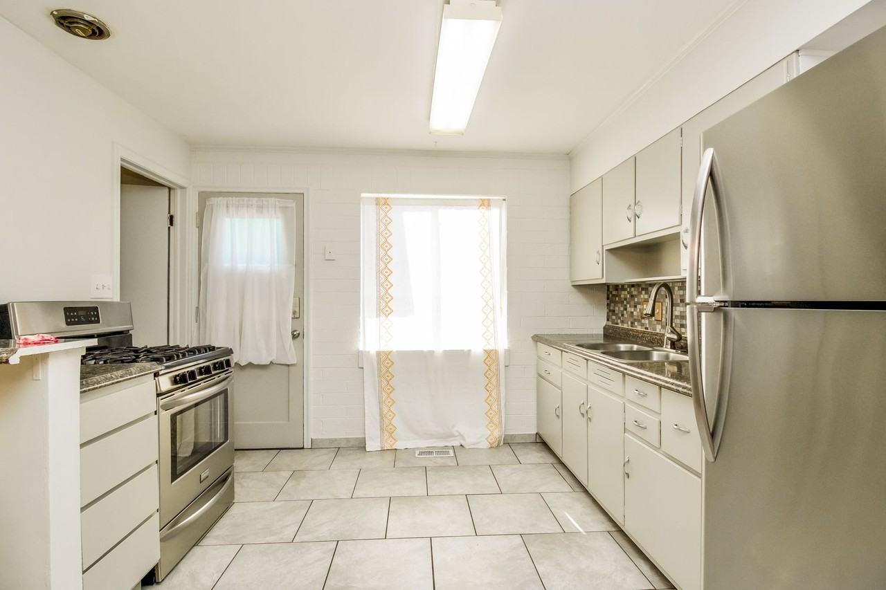 1154 W Illinois Ave - Photo 3 of 13