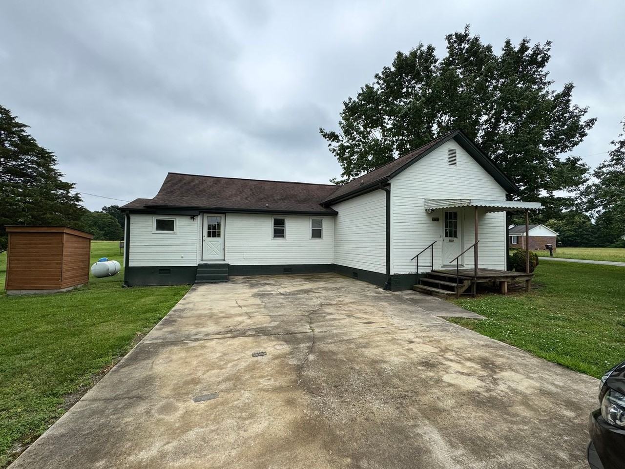 1241 Long Branch Rd - Photo 2 of 32