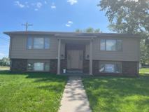 Apartment close to schools and shopping! - Photo 1 of 1