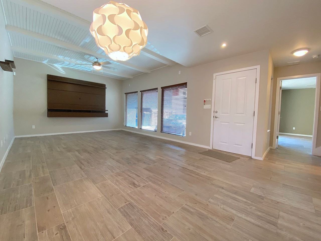 4004 Camelot Hts #B - Photo 2 of 37